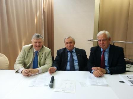 Костюшкин М.М. &ndash; Генеральный представитель Siempelkamp в России (в центре), Hans-Joachim Galinski &ndash; Директор Siempelkamp (справа), Нумеров О.Н. &ndash; Ген. Дир. АМДПР (слева)